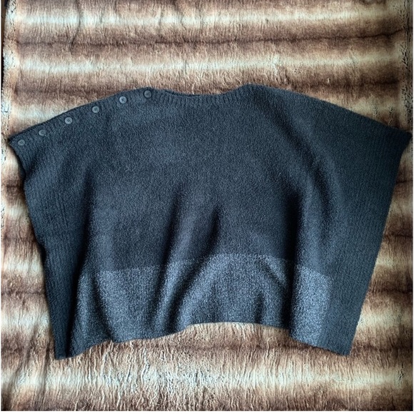 Barefoot Dreams CozyChic Coastline
Poncho one size
100% PolyesterMicrofiber - Picture 2 of 7